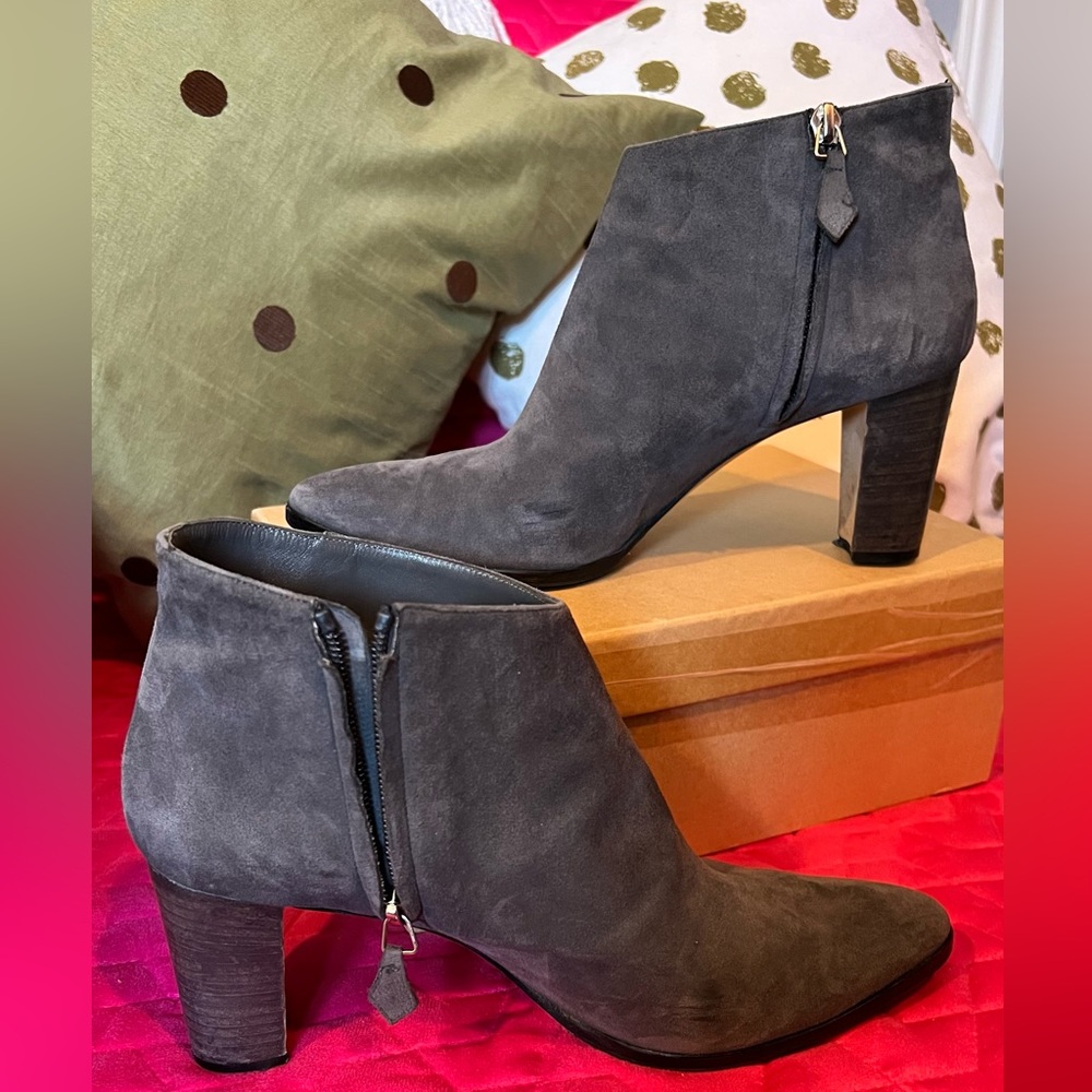 Manolo Blahnik grey suede booties 🔥😍